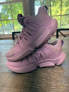 Purple Under Armour basketball shoes women’s US size 8.5